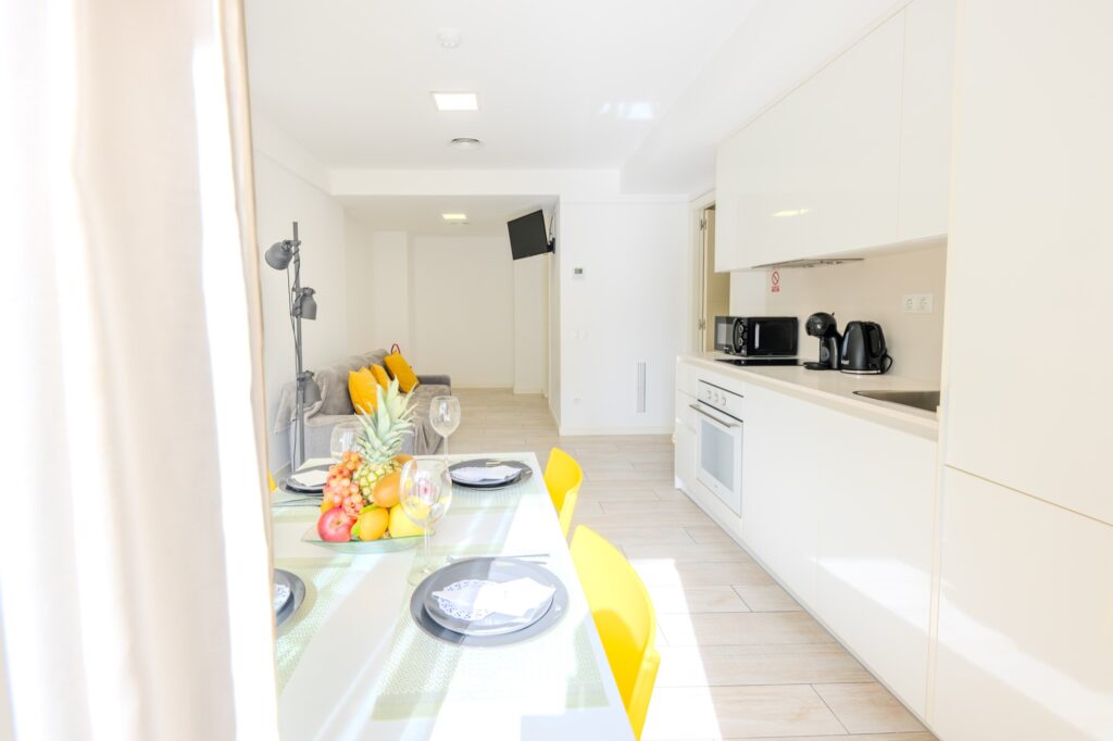 Comedor y cocina equipada del apartamento de un dormitorio superior del Castell Beach Aparthotel en Castelldefels